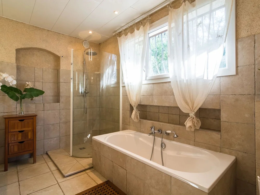 Spacious Villa in La Gaude With Swimming Pool