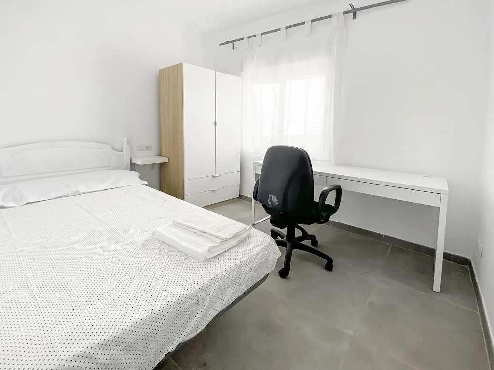 Elegant 4 beds train station upto 6 Pax