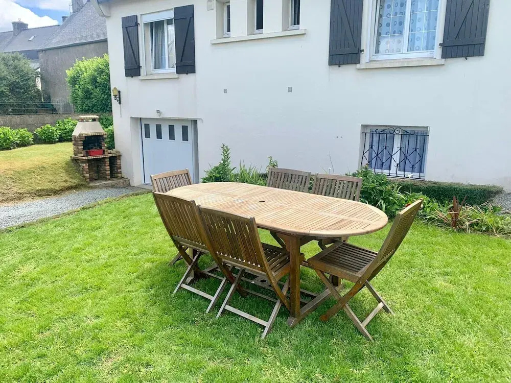 Holiday Home in Guerlesquin near Lake