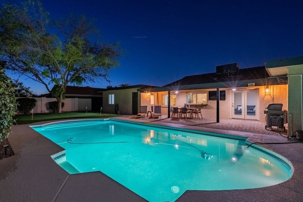 Entertainers Dream! 4 Bdrm / HTD Pool/ Games!