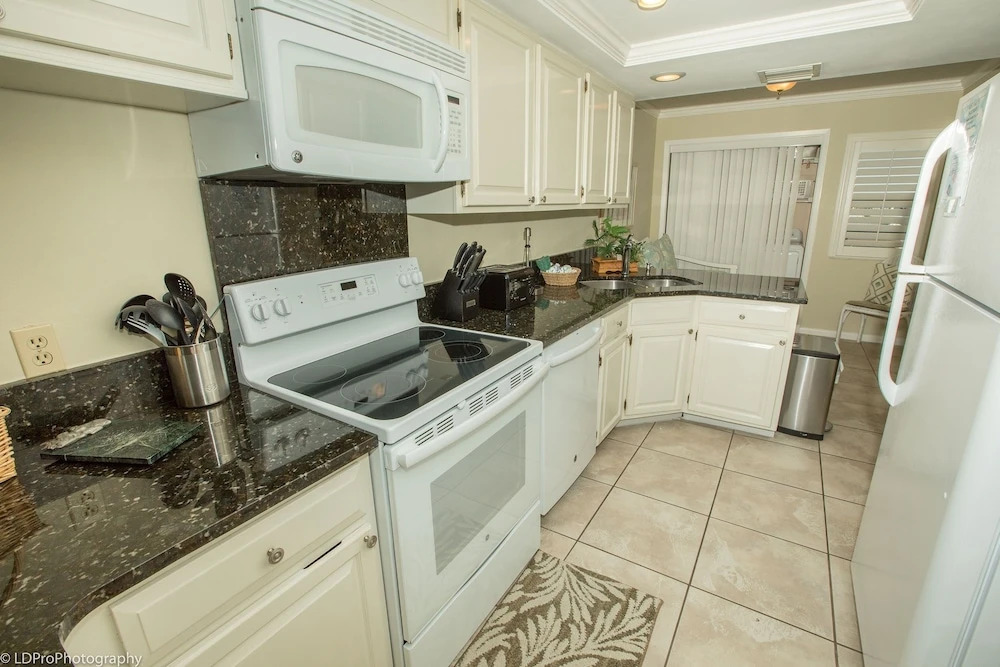 Inlet Reef 606 2 Bedroom Condo by RedAwning