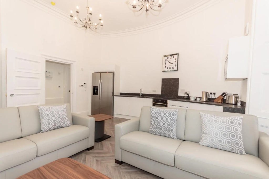 Luxury 2 bed Lower Ground Floor Apartment