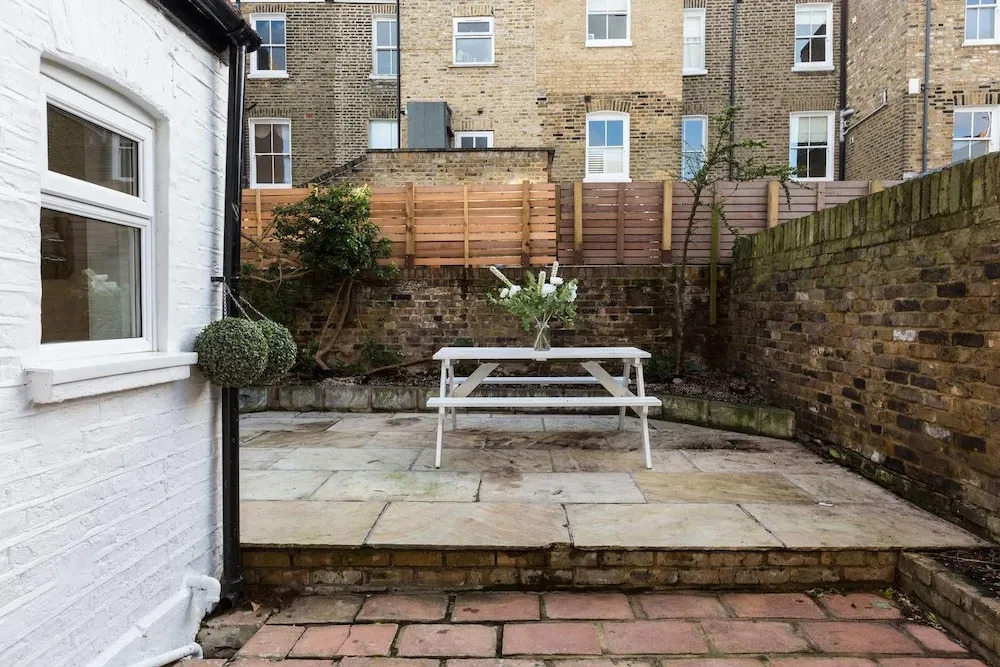 Bright 1BR Modern Home W/terrace in West London