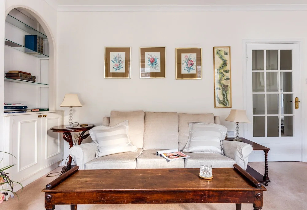 Traditional 2 bedroom flat