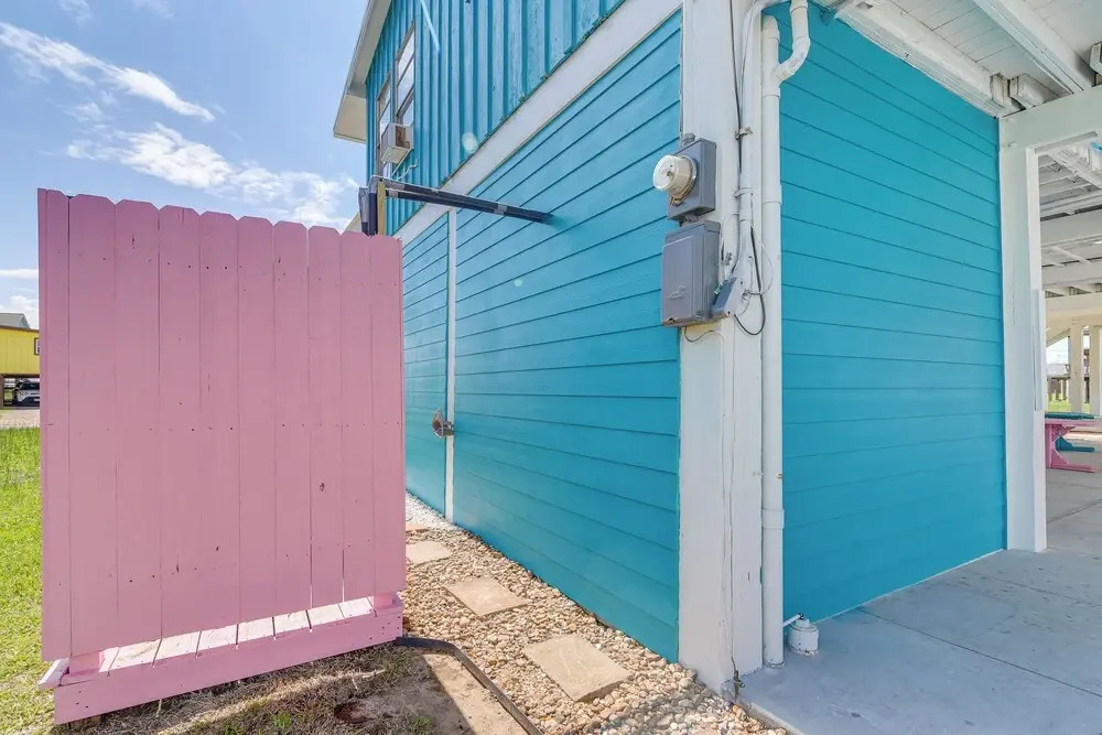 Walk to Shore: Freeport Beach House w/ Grill