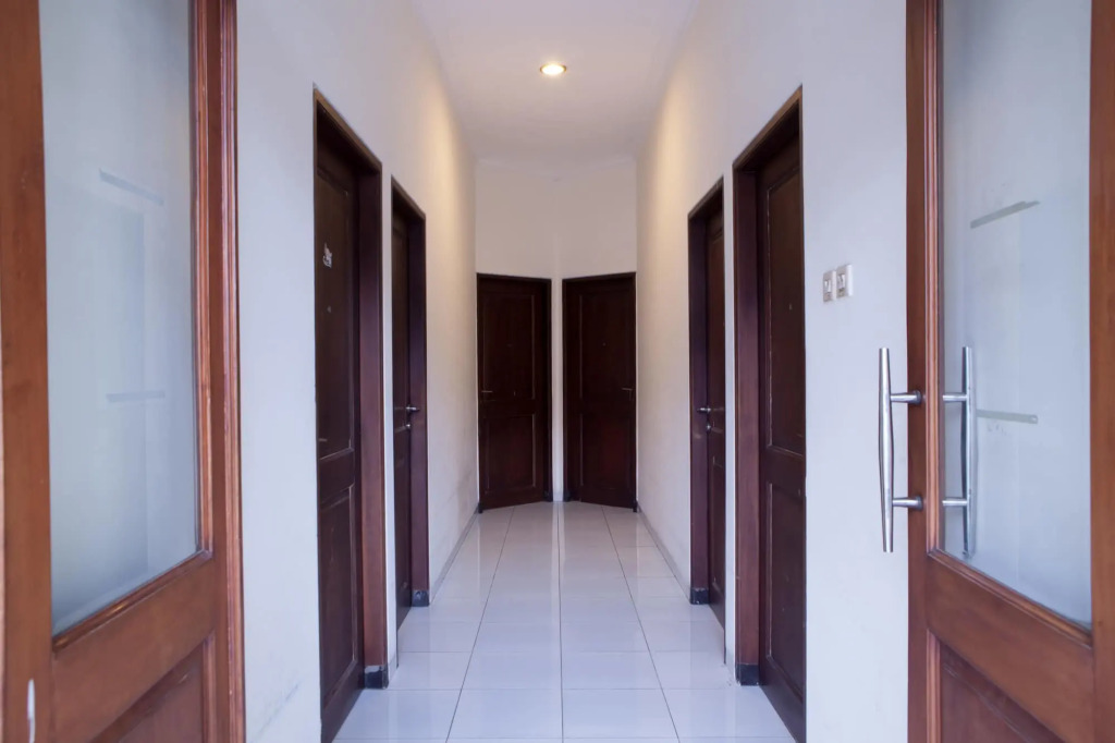RedDoorz near Ciputra World 3