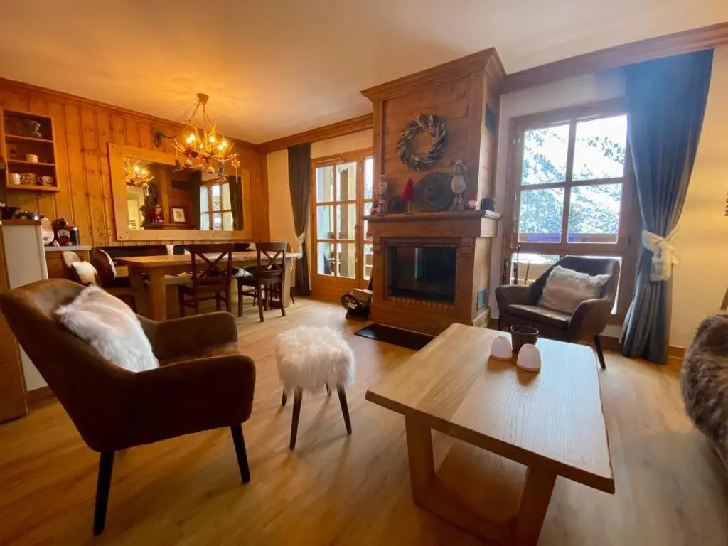 Stunning Mountain Views & Fireplace - 2 Bed, sleeps 8, Top Floor Duplex Apartment, Arc 1950