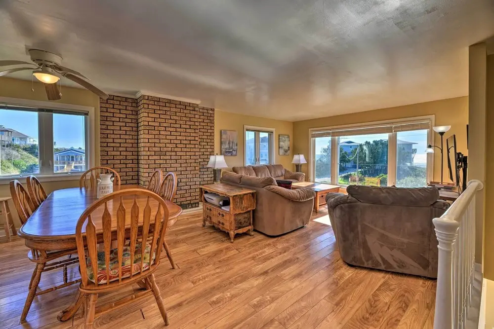 'east of the Sun' Beachside Apartment w/ Deck!