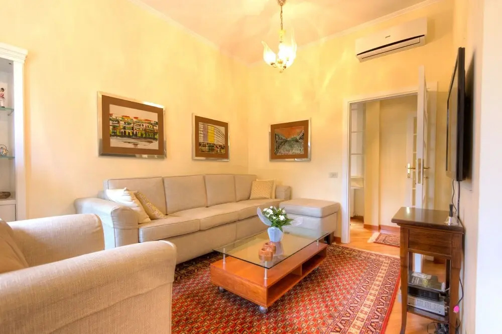 Spanish Steps Hills Apartment