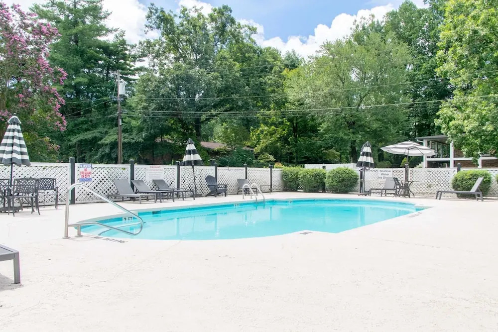 Stone Studio Lakefront Pool Access