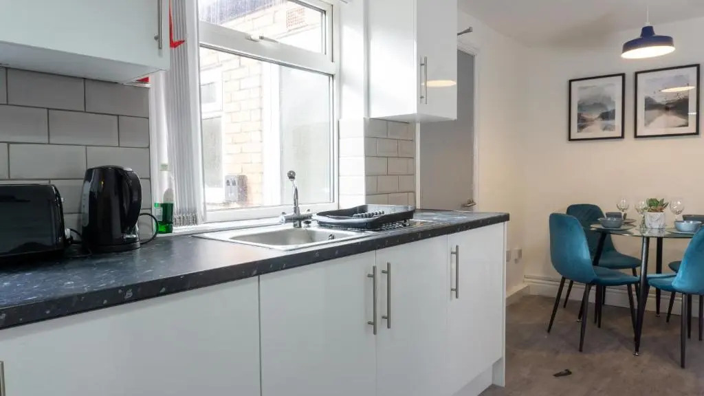 Air Host and Stay - Heyes House- Sleeps 7, free parking, mins from LFC