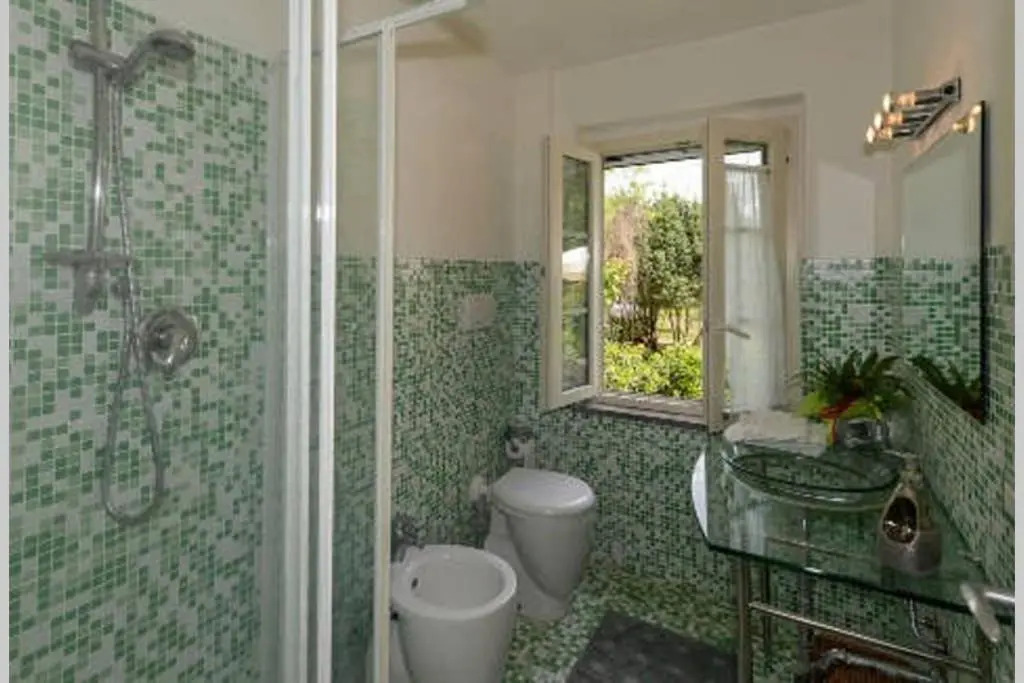 villa con piscina esclusiva nel verde