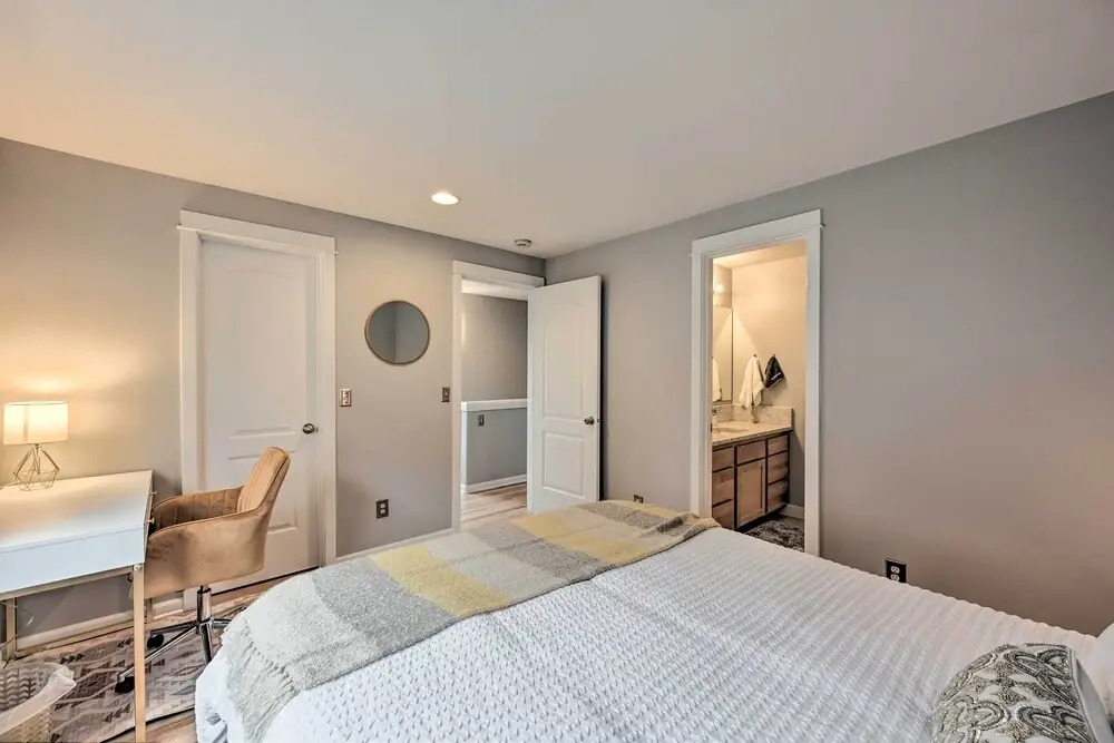 Pet-friendly Seattle Townhome < 1 Mile to Lake!