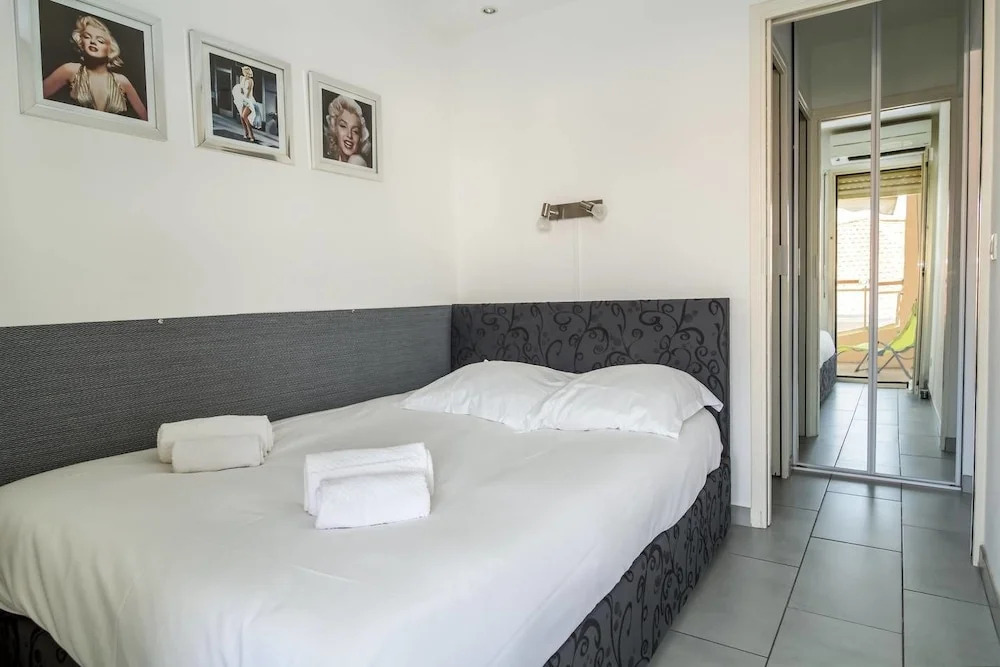 2 Rooms With Parking and Balcony, Heart of Cannes