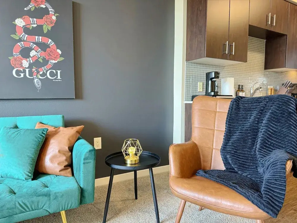 Beautiful 1 BR in LA Gym Pool 10mins to Cedar