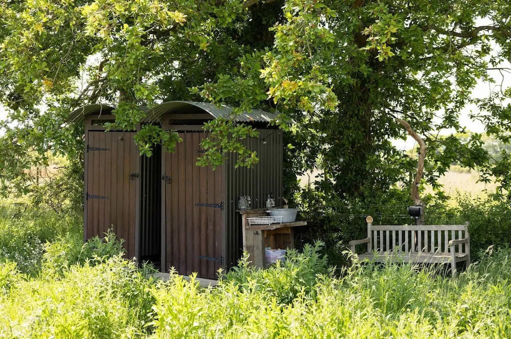 Harbour Ranch Hut - Rustic Countryside Escape
