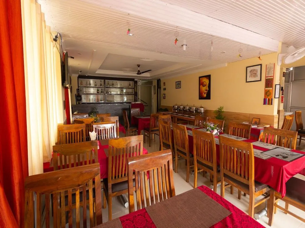 Oyo 23392 Hotel Om Palace