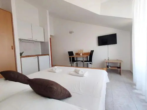 Apartments and Rooms Saric