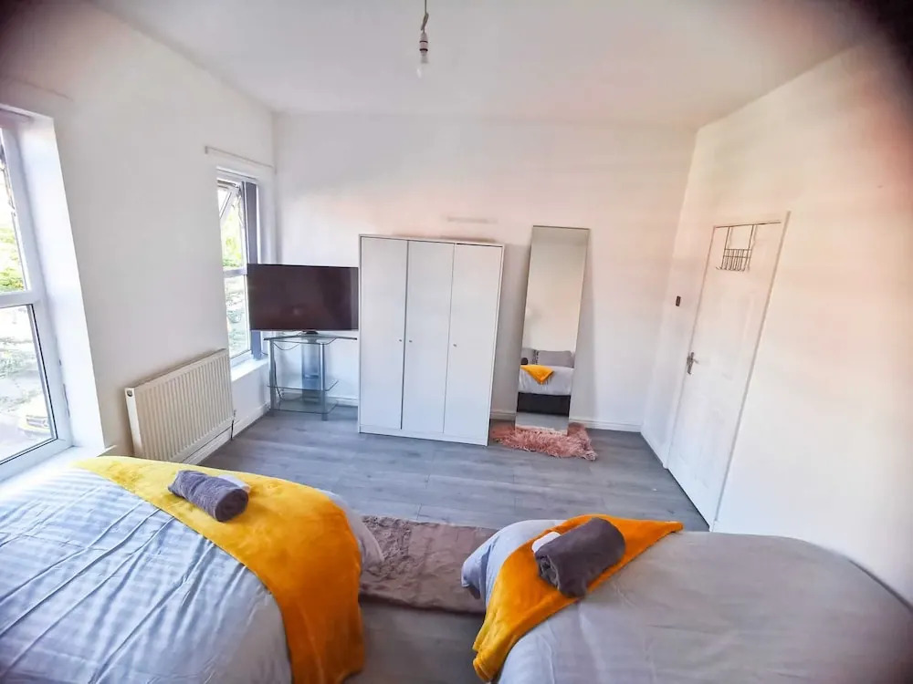 Charming 4-bed House in Manchester