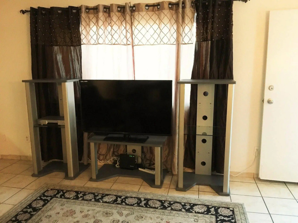 Fully Furnished Apartment in Glendale