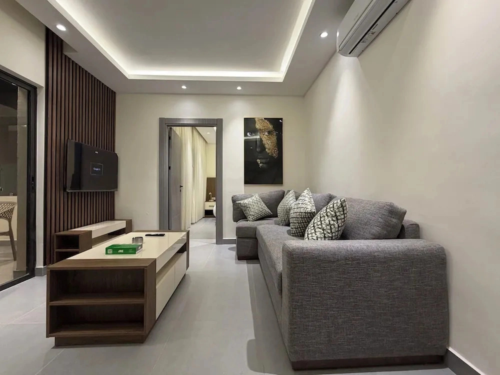 005 JRE Apartment With Stunning Boulevard Veiw