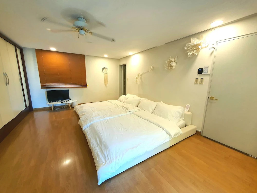 SG Tailored Service Home 5 Min Walk from Metro