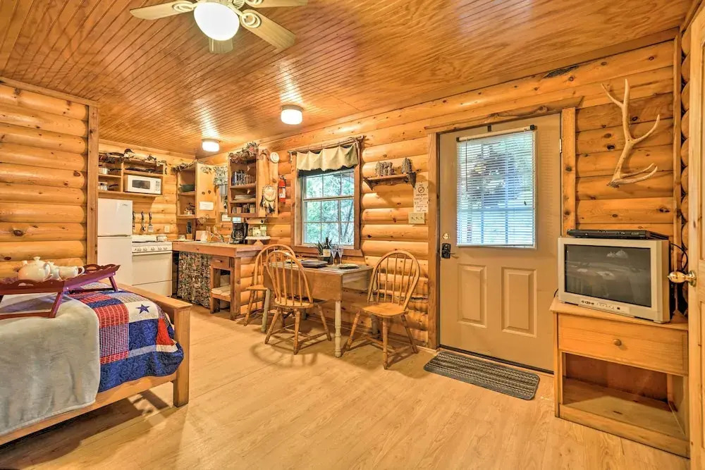 'cedar Falls Cabin 4': Nestled by Honey Creek