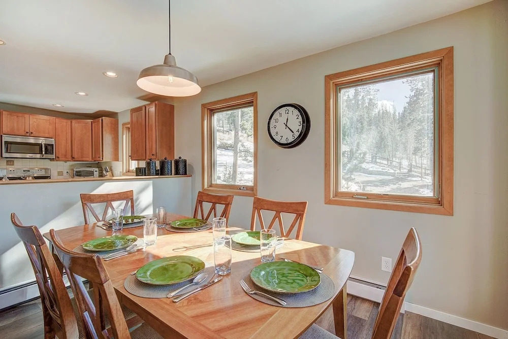 Bearing Tree 5 Br home by RedAwning