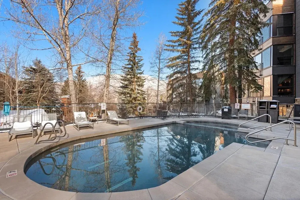 Downtown Aspen Studio Steps to Gondola & Trails - 305A