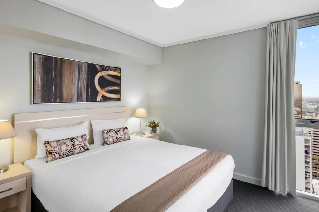 2BR EPIC VIEWS ★CBD★ 2 Cars ★Pool★Wine★Gym★Netflix