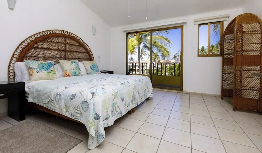 Cozy 3BR House - Front of Marina- Pool