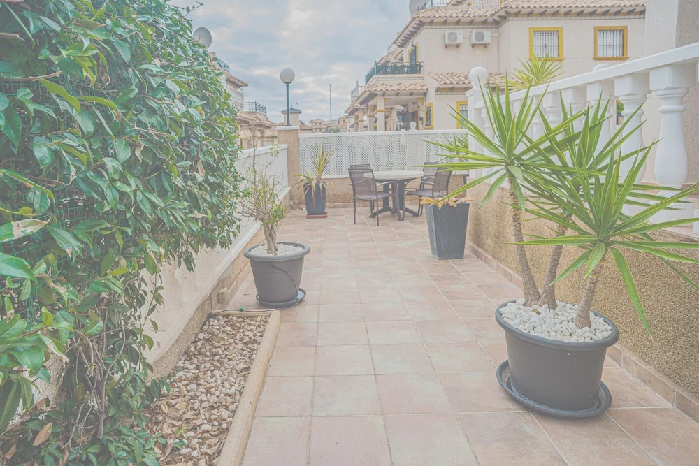 Beautiful 3-bed House With Communal Pool