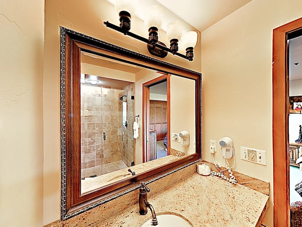 Lodge-inspired Lakeside - Walk To Lifts! 3 Bedroom Townhouse