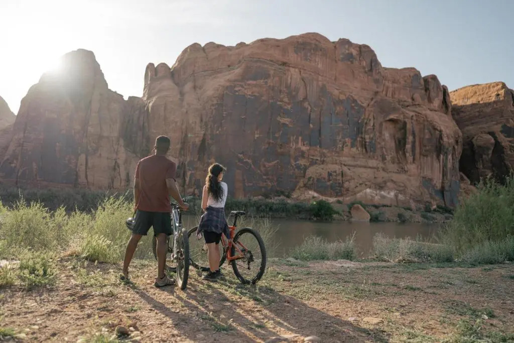 Slackline Moab, Outset Collection by Hilton