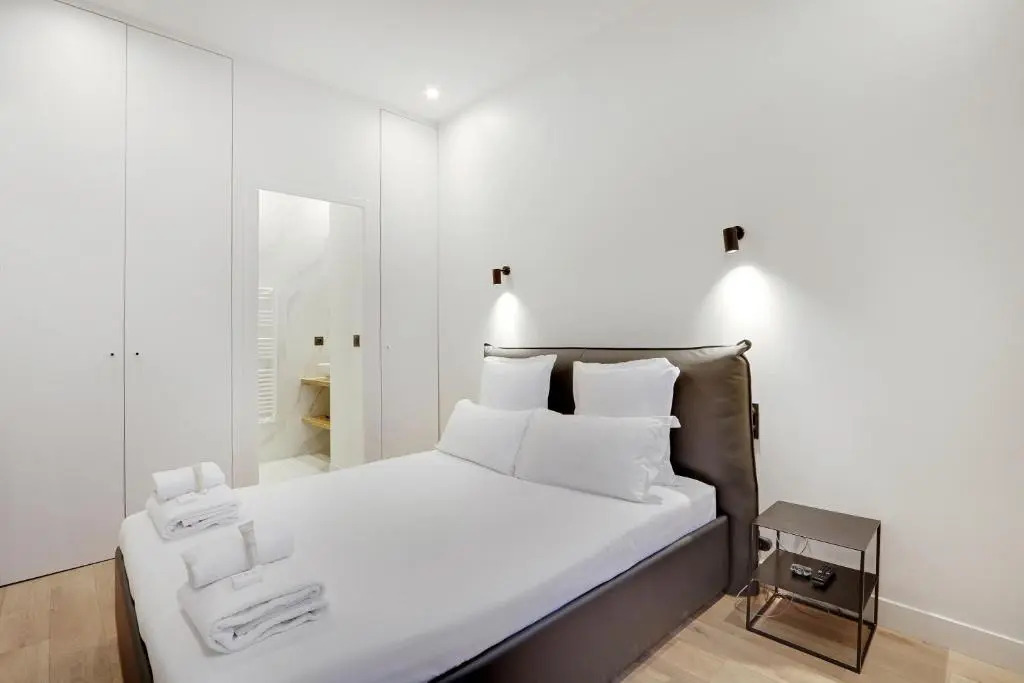 Pick A Flat's Apartment in Neuilly sur Seine - Avenue Charles de Gaulle