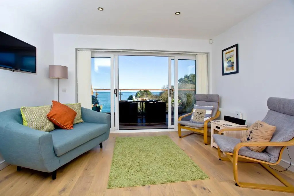 Avocet 2 Luxury Apartment with Pool and Parking