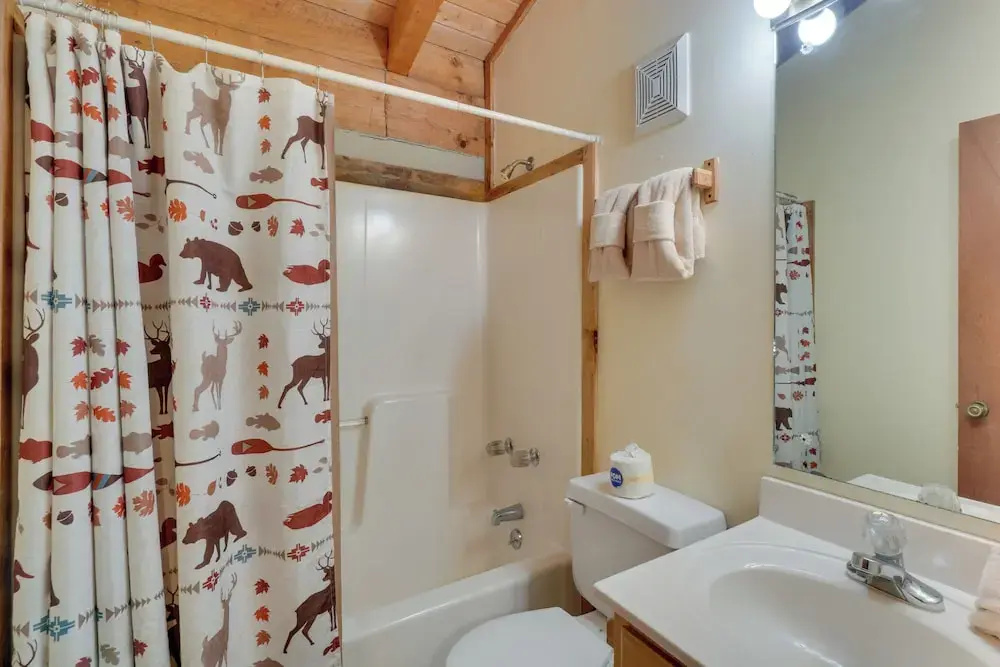 Gatlinburg Cabin with Hot Tub about 6 Mi to Downtown!