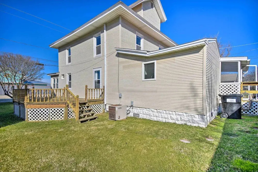 Chincoteague House w/ Enclosed Porch + Deck