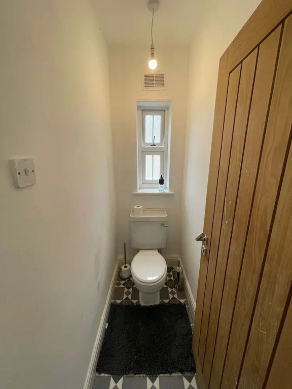 Charming 4-bed House in Sheffield