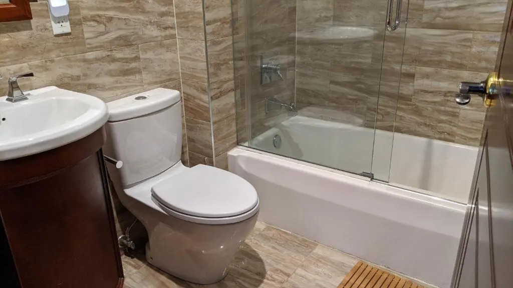 Gorgeous 3 bedroom 2 stops from Times Square and Central Park for Families or Groups with NO SMOKING AND NO PARTIES but Couples and Kids Friendly