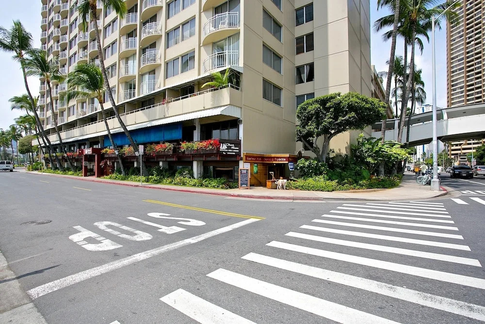 Ilikai Marina One Bedroom Harbor View Condos - Walk to Ala Moana Beach Park!