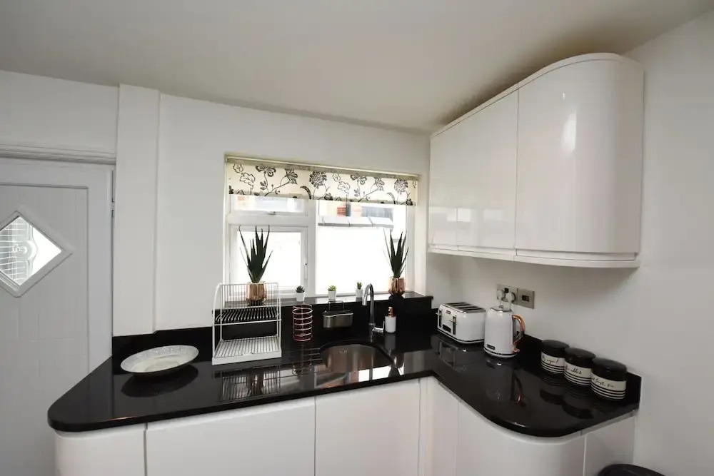 "Honeysuckle House Chester" by Greenstay Serviced Accommodation - Large 3 Bed House, Sleeps 6, Perfect For Contractors, Business Travellers, Families & Groups