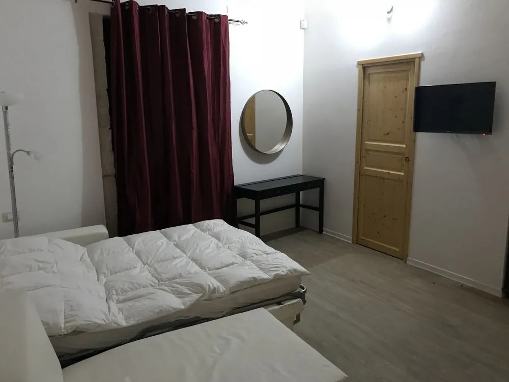 Decadracma rooms