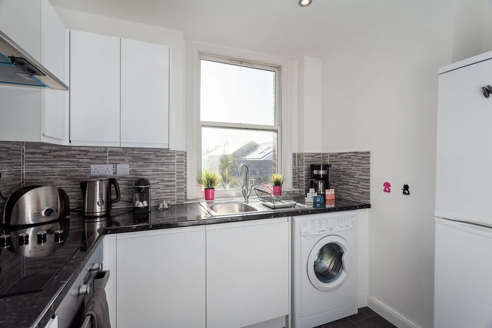 Bright and Modern Shepherd's Bush Gem - ROS