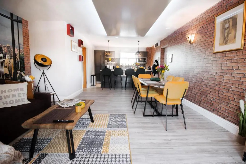Mulberry - Luxury Two Bedroom Apartment - Free Netflix and Parking
