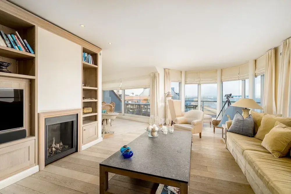 Stunning Penthouse With Free Parking and sea View