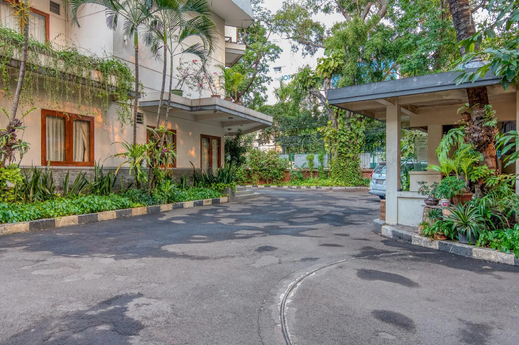 RedDoorz Plus near Dharmawangsa Square