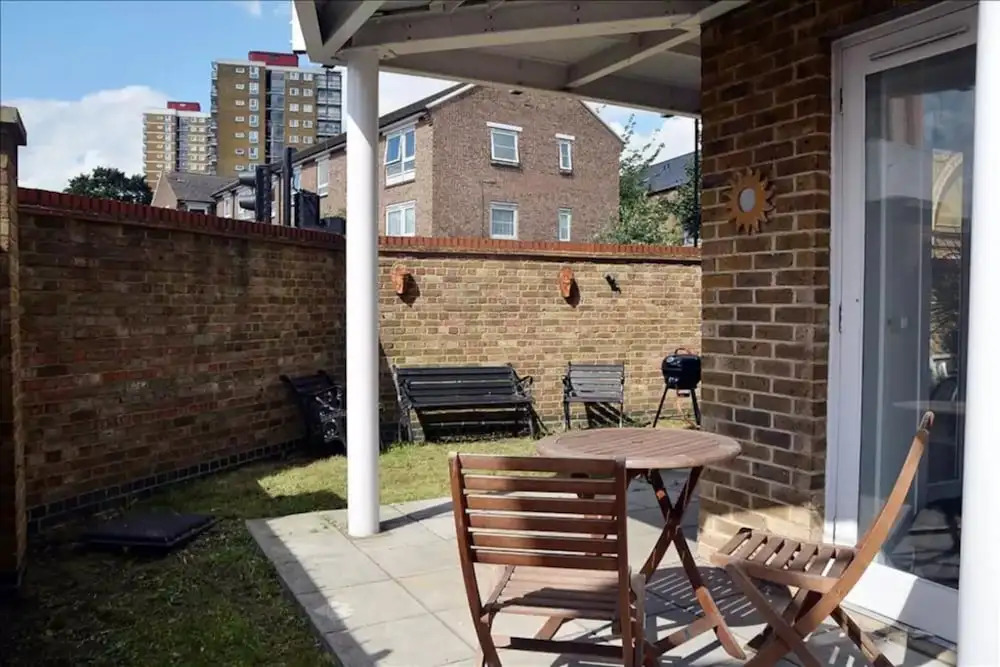 2 Bedroom East London Flat With Garden