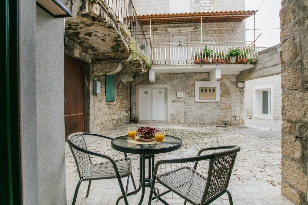 Modern Traditional Apartment w Patio, Near Beach