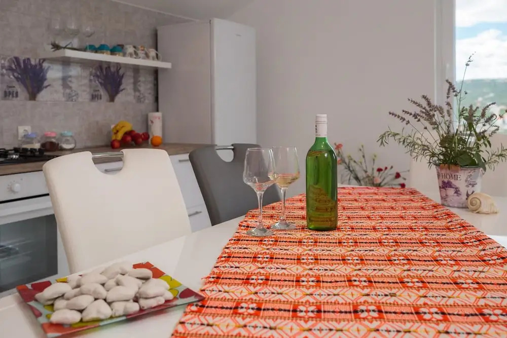 A8 - Modern apt With Terrace, 3 min Walk to Beach
